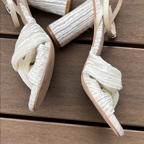 Ruffled Twist Top Fabric Covered White Women's Heeled Sandals - Size 7.5 - Picture 5 of 13